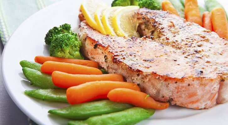 Ikan dengan sayur-sayuran untuk meningkatkan potensi selepas 50
