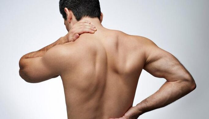Hernia intervertebral menunjukkan dirinya dalam sakit belakang dan menyumbang kepada kemerosotan potensi