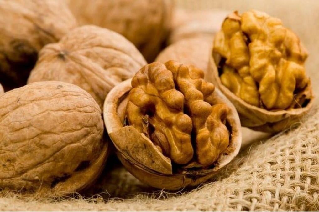 Peneraju di antara kacang dari segi manfaat untuk lelaki adalah walnut.